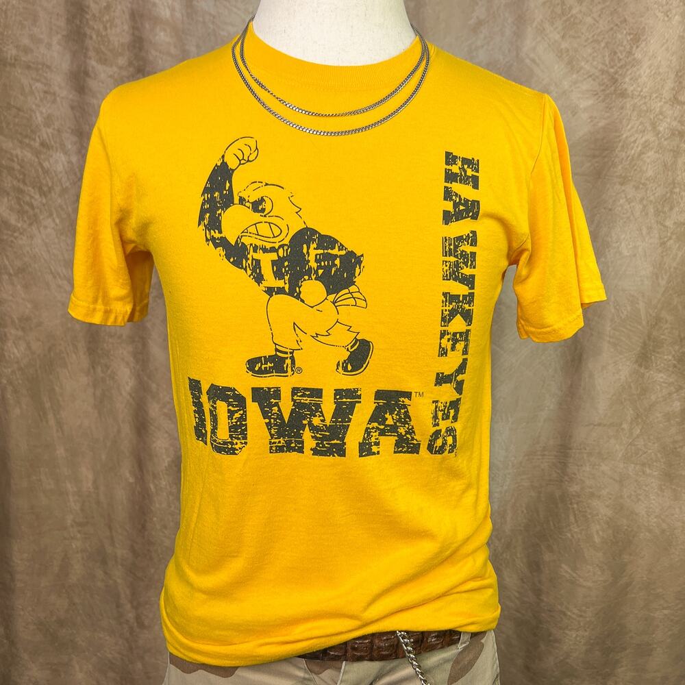 Vintage Y2K Iowa Hawkeyes T-Shirt Herky Graphic Tee Black Gold College Football